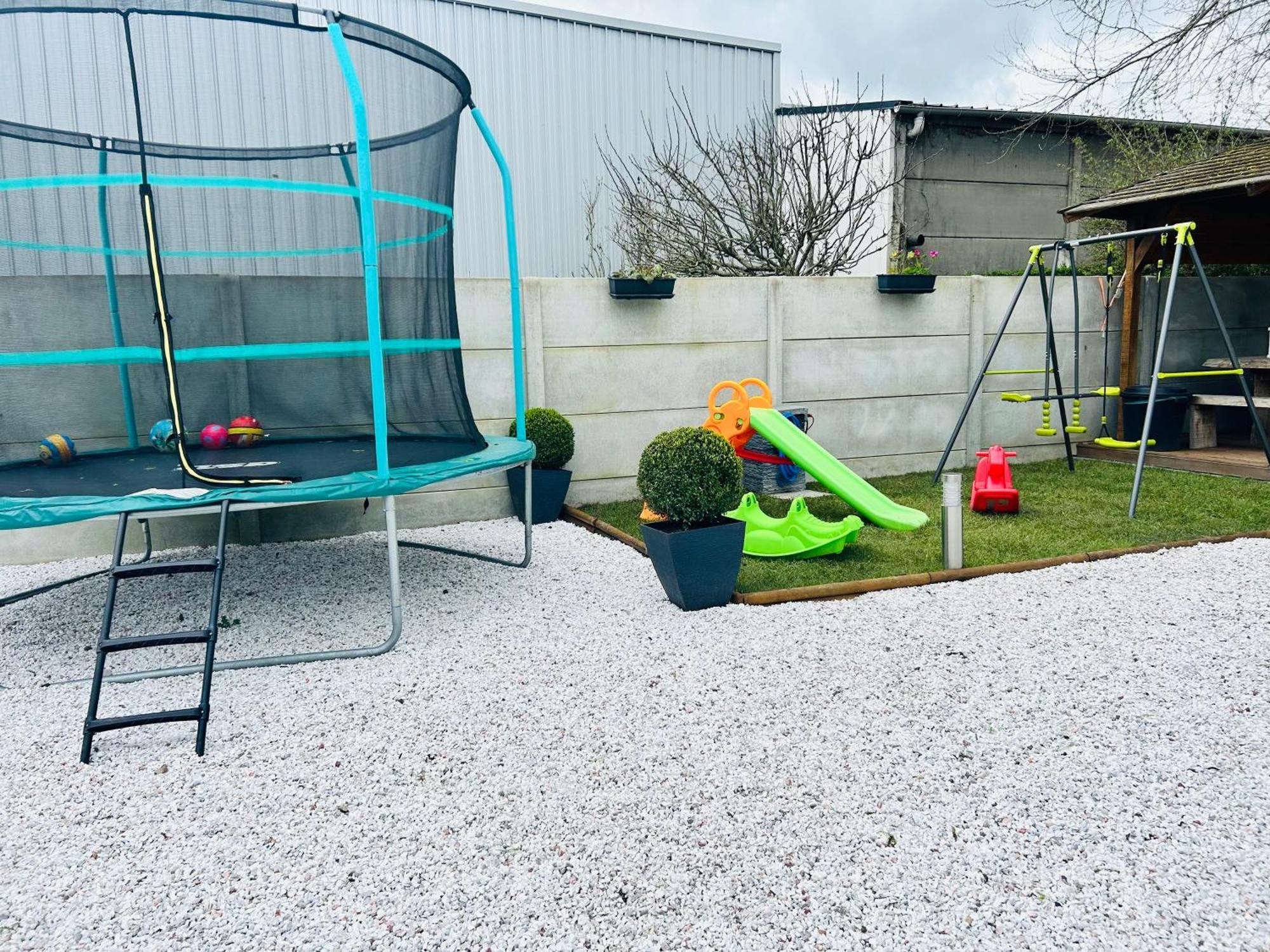 Terrain De Loisirs En Plein Centre De Lievin Camping Car Exterior foto