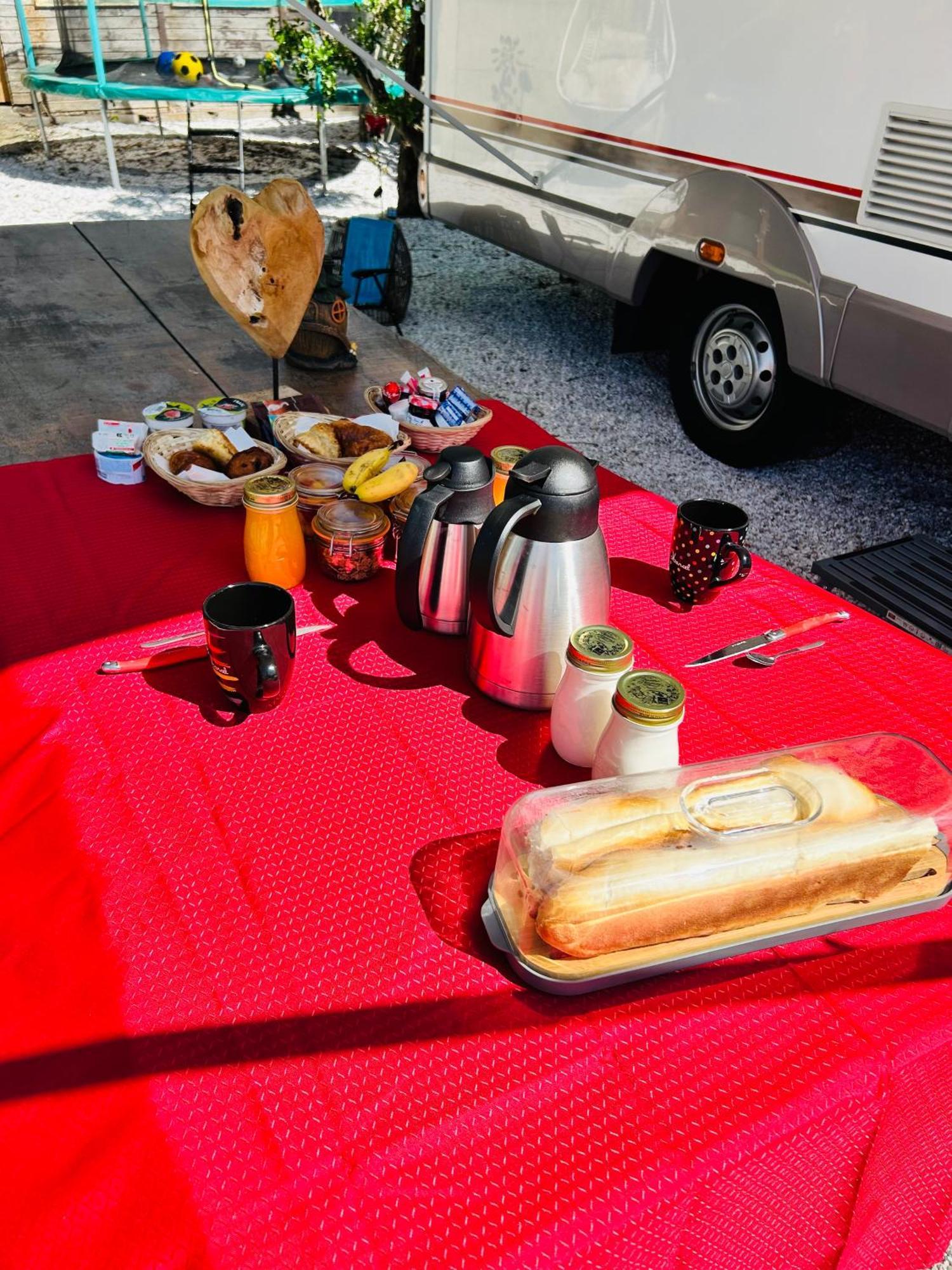 Terrain De Loisirs En Plein Centre De Lievin Camping Car Exterior foto